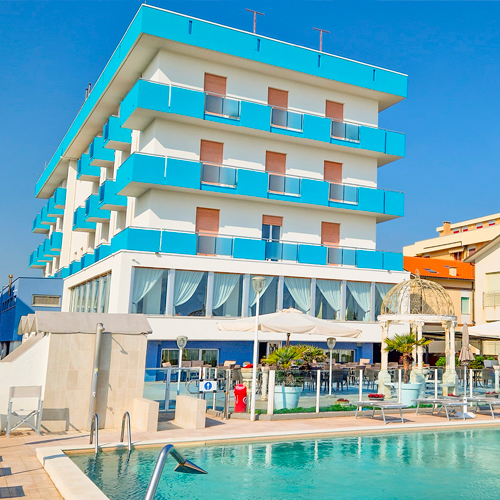 L'ingresso principale dell'Hotel CasaDei, l'hotel 3 stelle a Fano sulla spiaggia