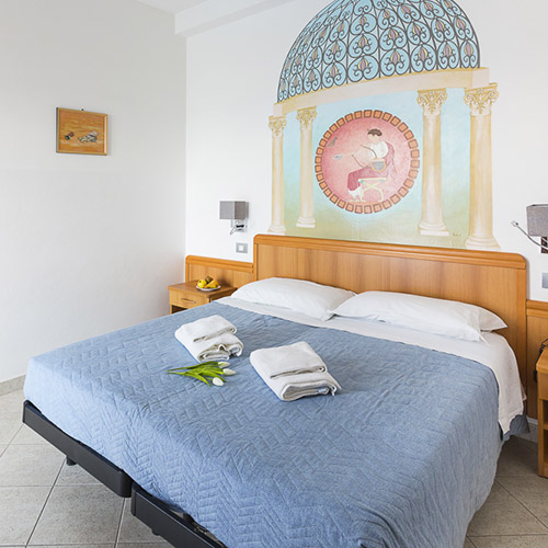 Gli interni confortevoli e moderni dell'Hotel CasaDei, il tuo albergo a Fano