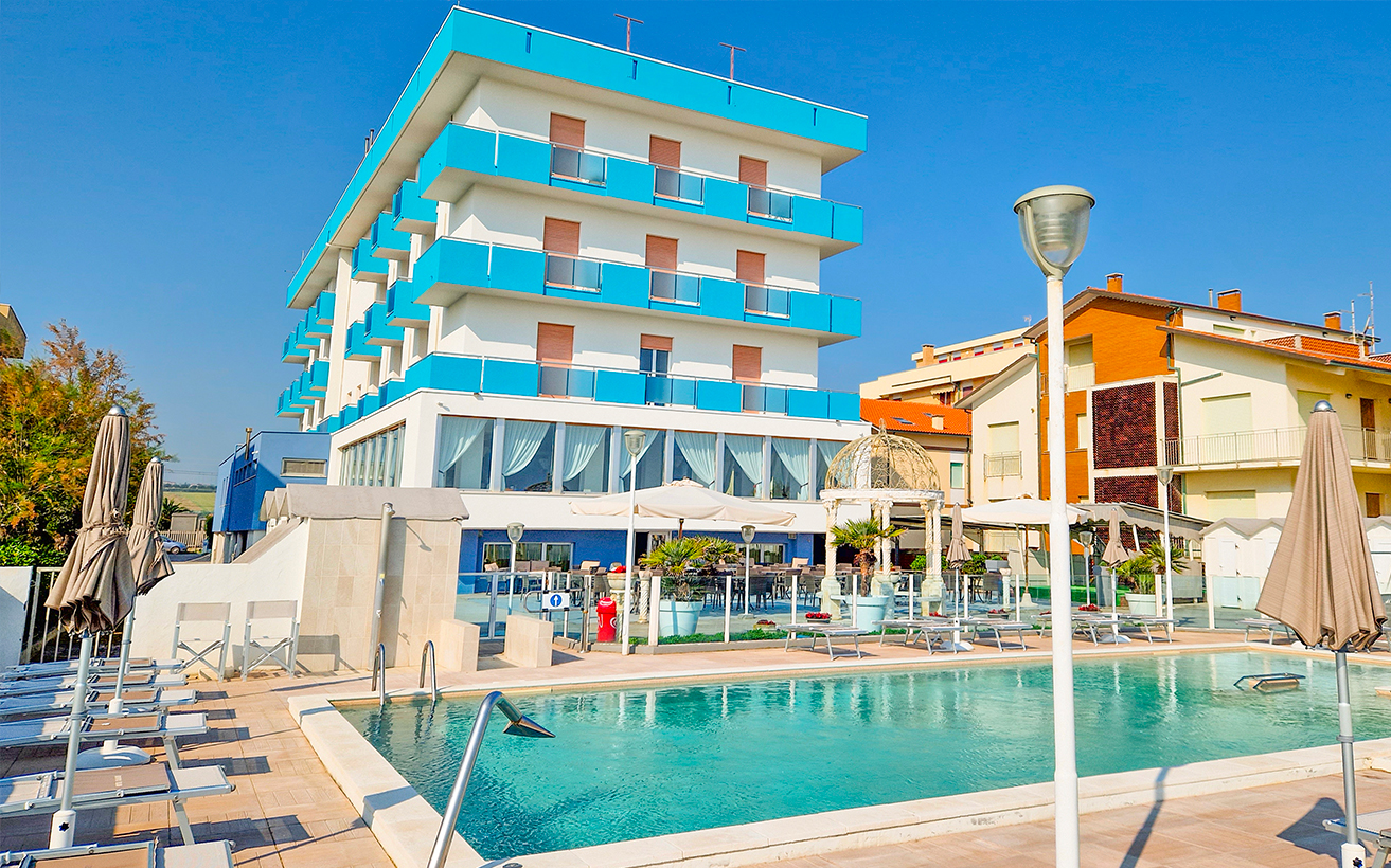Una piscina rinfrescante in una giornata di sole all'Hotel CasaDei, l'hotel con piscina a Fano